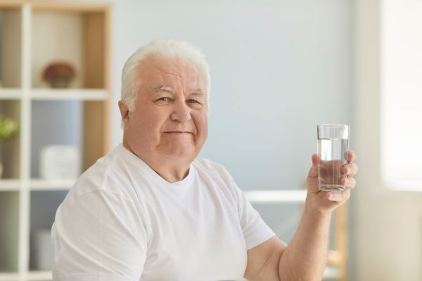 Água para a Vitalidade: Estratégias de Hidratação para os Idosos